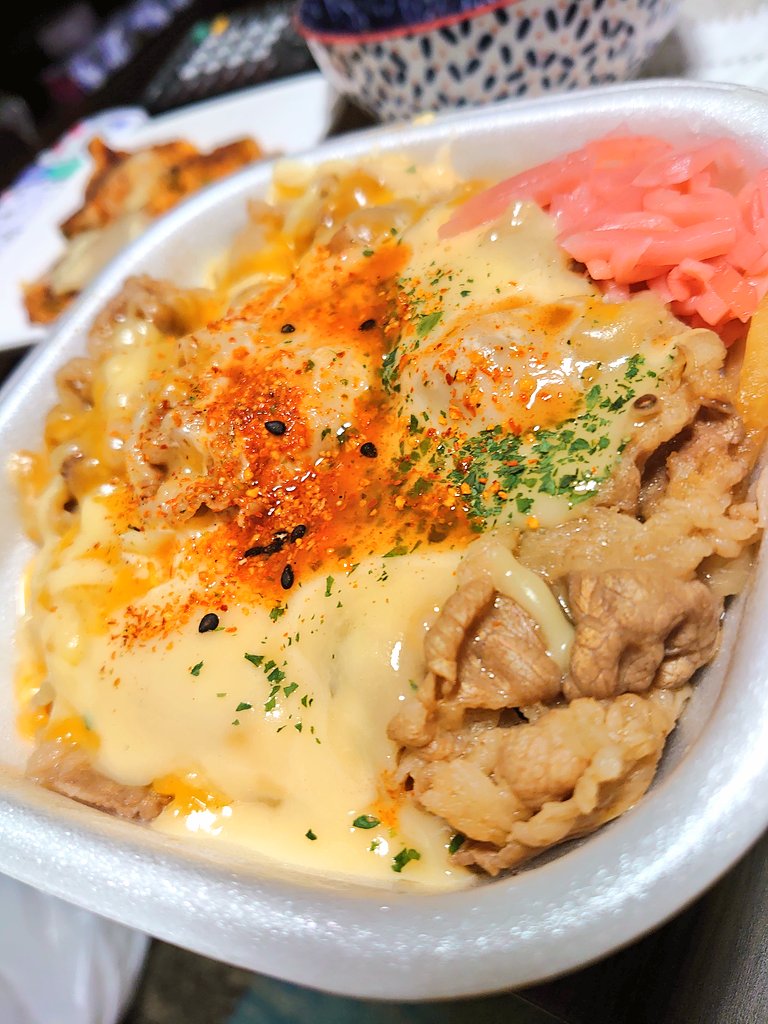 すき家の牛丼 三種のチーズとタバスコ 紅しょうがのっけ これがうまいわけよ ツイレポ