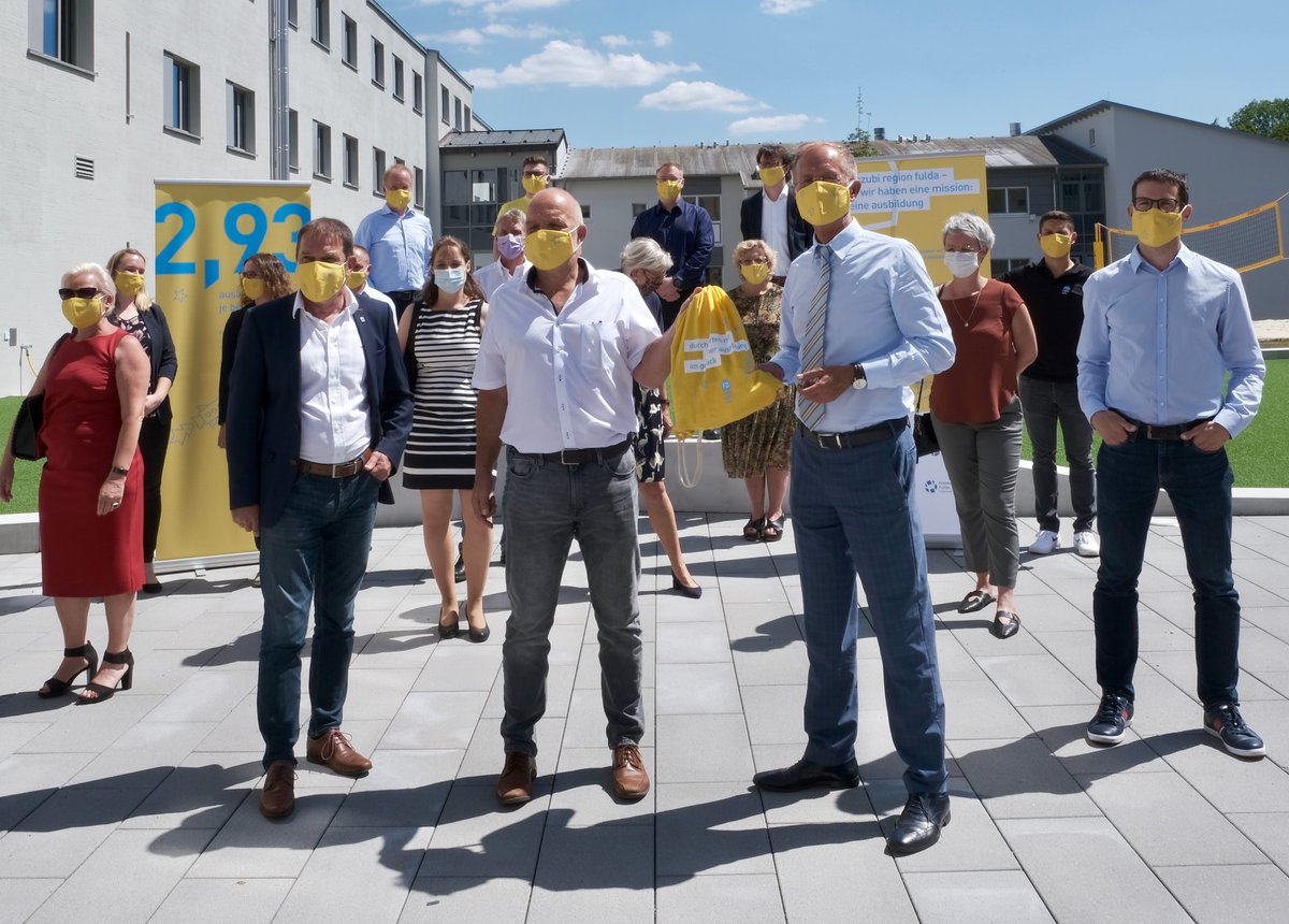 RegHessen's tweet photo. Azubis dringend gesucht! In #Fulda kommen rund 2,5 offene Lehrstellen auf einen Bewerber. Um das zu ändern, werben Politik und Wirtschaft mit der Kampagne #AzubiRegionFulda um Auszubildende. Staatsminister Wintermeyer traf sich heute mit den Initiatoren. https://t.co/dUROqI1hTU https://t.co/AY8OlG3yWg