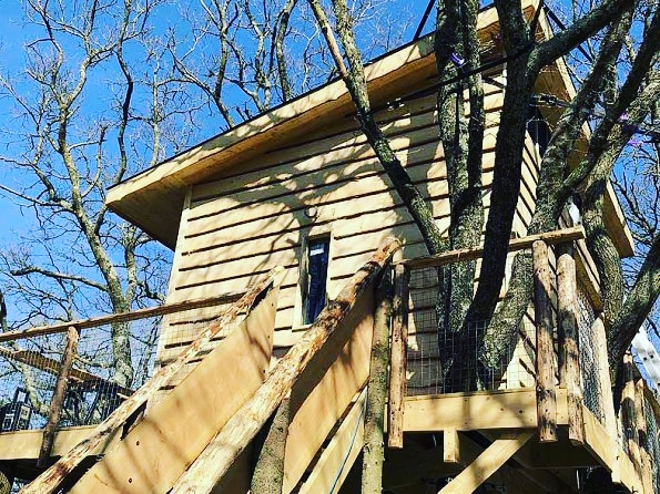 This little treehouse on the Isle of Wight has wonderful views over peaceful farmland, and is the very essence of eco, built using locally sourced and reclaimed materials.  A charming little romantic retreat, with a few days still available in August.
oneoffplaces.co.uk/the-treehouse-…