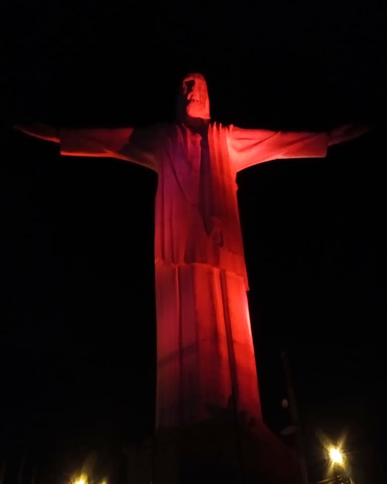 IPEEindustria's tweet photo. En Cali el Cristo Rey se colorea de rojo,fue inaugurado en homenaje a los 50 años de haber finalizado la Guerra de los Mil días. Esperamos pronto acabe nuestra batalla contra la pandemia y que el gobierno atienda nuestro plan de salvamento #SinArteNo #ArteenAlerta #ModoRojo https://t.co/2YHv49yIMk