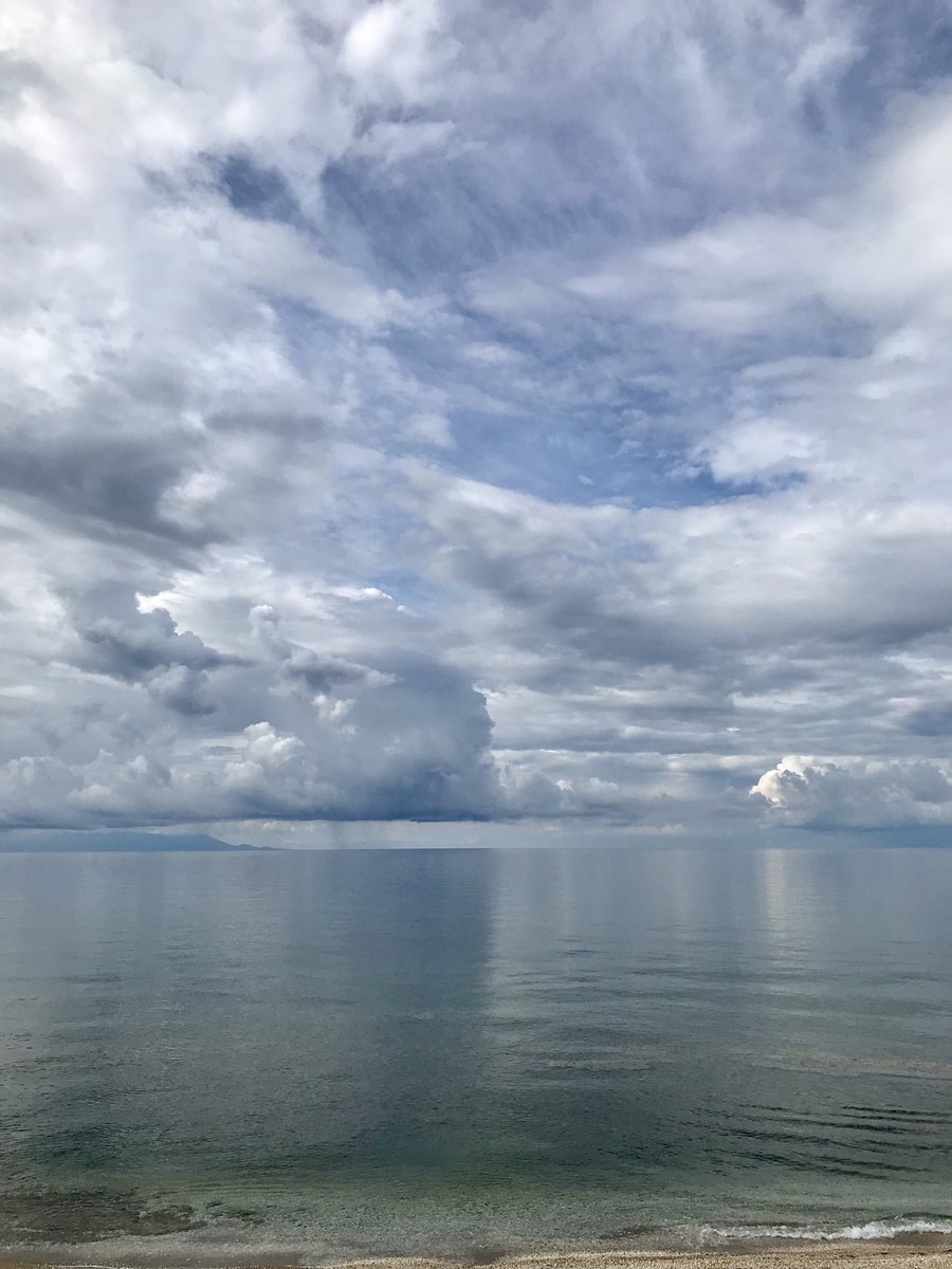 I express my silence by photographing the sea