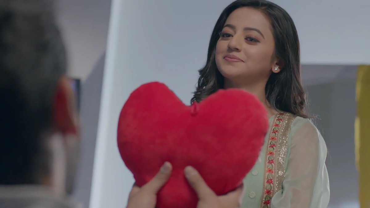 HellyS_Admirers's tweet photo. It's a treat to watch @OfficialHelly7 as a lovergirl who is madly and deeply in love with a guy😍😋😂🔥❤️ those cute typical gf type vibes am getting from Riddhima ❤️ she's too cute #IMMJ #IshqMeinMarjawan2 #HellyShah https://t.co/jtdSUfPZVF