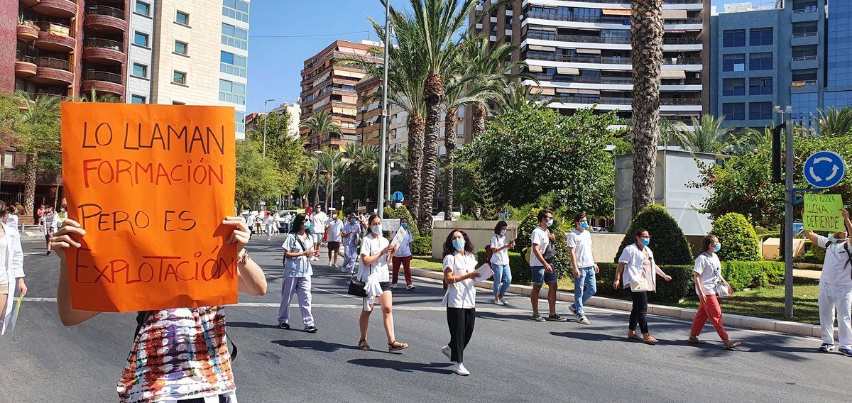 huelgamircv's tweet photo. ⚠️¡Stop abusos!
⚠️¡Somos médicos en formación, queremos docencia y supervisión! 
⚠️¡Sin derechos laborales, paramos los hospitales!
⚠️¡La vocación no justifica la explotación!
📌Mensajes claros de la #HuelgaMIR #HuelgaResidentes #MareaMir #HuelgaMIRcv https://t.co/trlS4rlJpt https://t.co/3FBxtV2ZCy