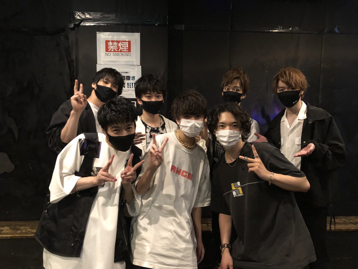 ELVA_STAFF's tweet photo. 本日は『Ever Onward in OSAKA』アメリカ村クラッパーにご来場いただきありがとうございました!!
写真は共演者の田中龍志さん、空さん
BACK WILDさんのお2人と!
#ELVA
#田中龍志 さん
#空 さん
#BACKWILD さん
#ありがとうございました https://t.co/JfN16JhCmx