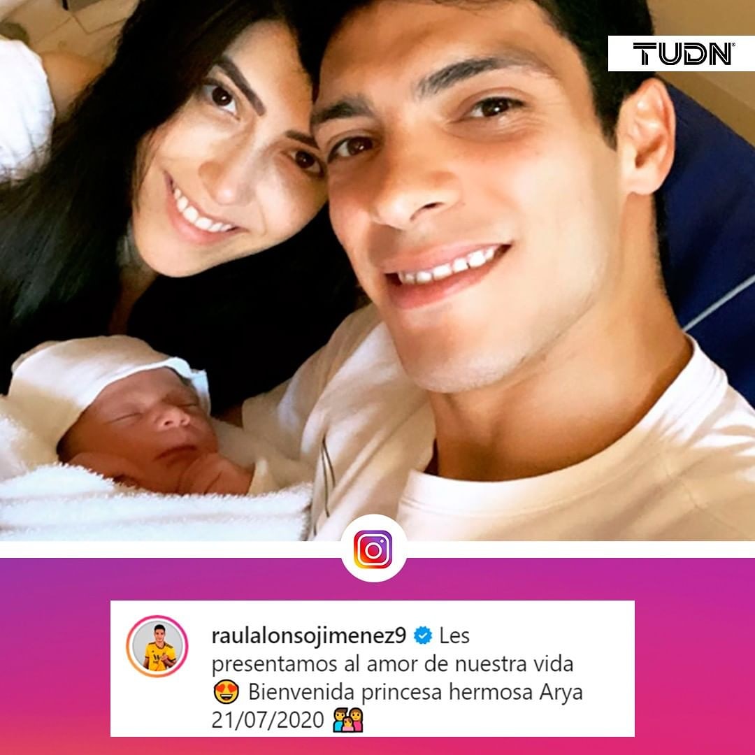 TudnRadio's tweet photo. 🙌 ¡EL MEJOR FESTEJO DE RAÚL! I El Lobo de Tepeji está de fiesta y no por un gol con los Wolves, sino por el nacimiento de su pequeña hija. 👶
::
¡Bienvenida, Arya! 🙏
::
::
#RaúlJiménez #Arya #DanielaBasso #Hija #Padre #Papá #Wolves https://t.co/sB6IiICpbb