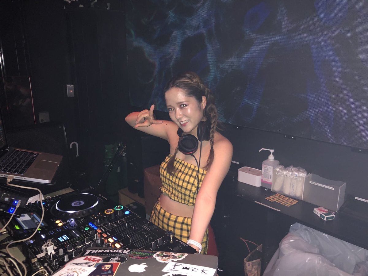 gemstone_dj's tweet photo. DJ YU-RI play now🌻

早い時間から気持ちいい音楽で遊びましょ🧚

#g3osakadj https://t.co/6wsTS3rKGF