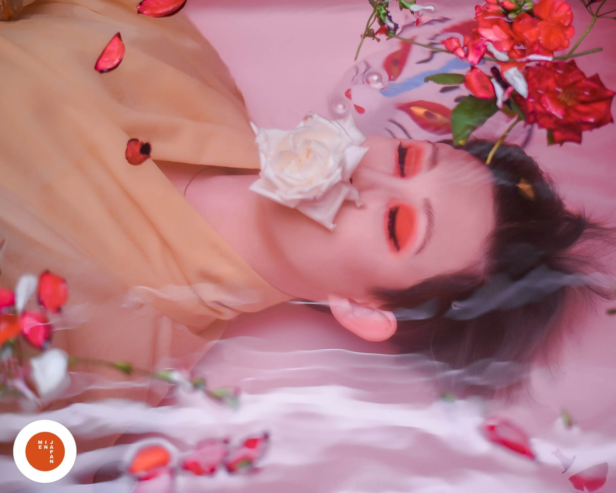 japan_in_me2's tweet photo. 野の薔薇の咲くところ。
水中の撮影
Where the wild roses grow. Light III, underwater
🌹🌹🌹
バックステージ：@Goncharov_jp
MUA: https://t.co/m0gSPrTY7f
🌹🌹🌹
#着物 #露天風呂撮影 #kimono #bathtubshooting #rotenburo #露天風呂 #underwatershooting https://t.co/Qrs5iROgXD