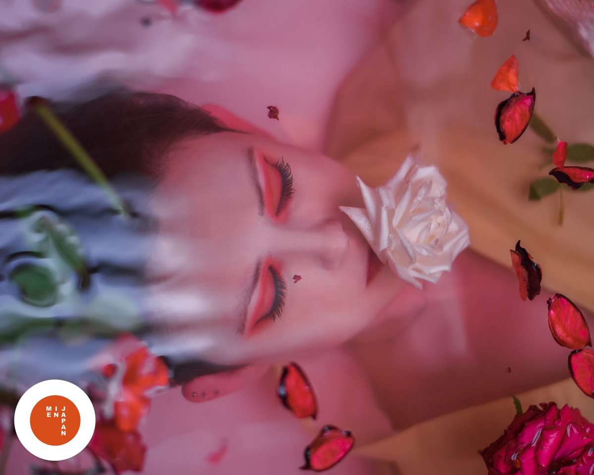 japan_in_me2's tweet photo. 野の薔薇の咲くところ。
水中の撮影
Where the wild roses grow. Light III, underwater
🌹🌹🌹
バックステージ：@Goncharov_jp
MUA: https://t.co/m0gSPrTY7f
🌹🌹🌹
#着物 #露天風呂撮影 #kimono #bathtubshooting #rotenburo #露天風呂 #underwatershooting https://t.co/Qrs5iROgXD