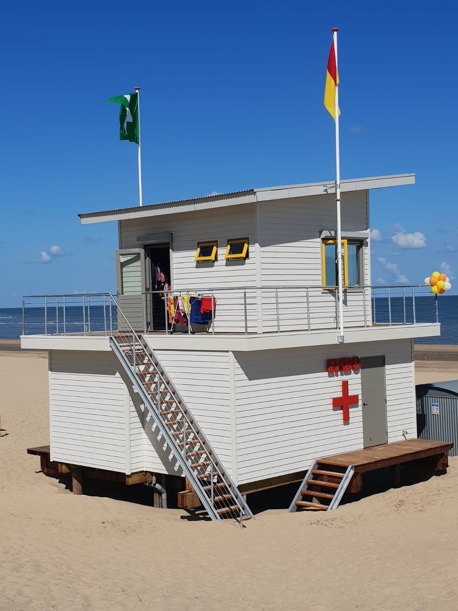 MargaVermue's tweet image. Drie spiksplinternieuwe strandposten in @gemsluis Vanmorgen geopend in Nieuwvliet-Bad. Onze strandwachten zijn er zeer blij mee. Extra ogen en oren.#veiligheid op en aan het strand! met oa @Pepempe En de blauwe vlag in ontvangst genomen.