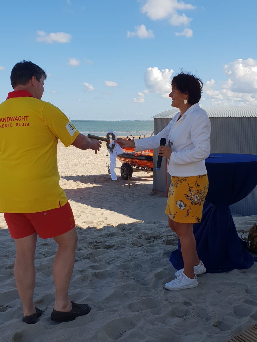 MargaVermue's tweet image. Drie spiksplinternieuwe strandposten in @gemsluis Vanmorgen geopend in Nieuwvliet-Bad. Onze strandwachten zijn er zeer blij mee. Extra ogen en oren.#veiligheid op en aan het strand! met oa @Pepempe En de blauwe vlag in ontvangst genomen.