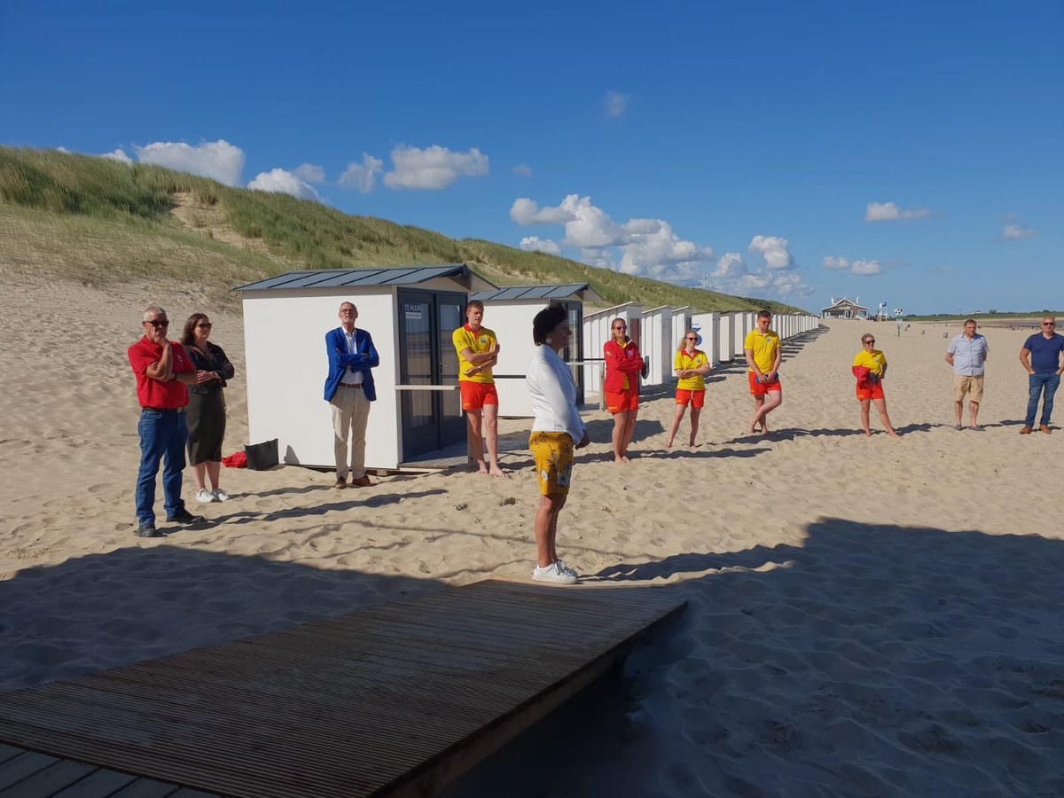 MargaVermue's tweet image. Drie spiksplinternieuwe strandposten in @gemsluis Vanmorgen geopend in Nieuwvliet-Bad. Onze strandwachten zijn er zeer blij mee. Extra ogen en oren.#veiligheid op en aan het strand! met oa @Pepempe En de blauwe vlag in ontvangst genomen.