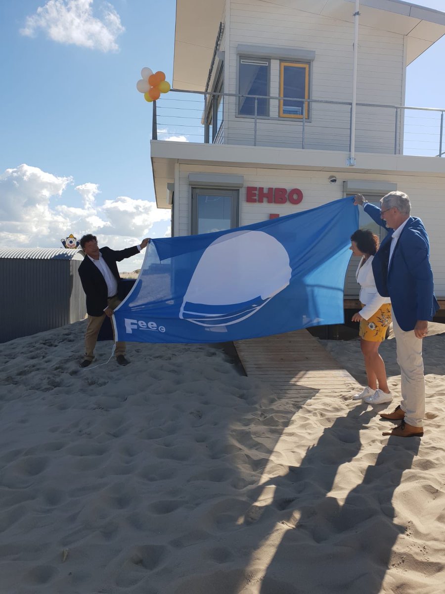 MargaVermue's tweet image. Drie spiksplinternieuwe strandposten in @gemsluis Vanmorgen geopend in Nieuwvliet-Bad. Onze strandwachten zijn er zeer blij mee. Extra ogen en oren.#veiligheid op en aan het strand! met oa @Pepempe En de blauwe vlag in ontvangst genomen.