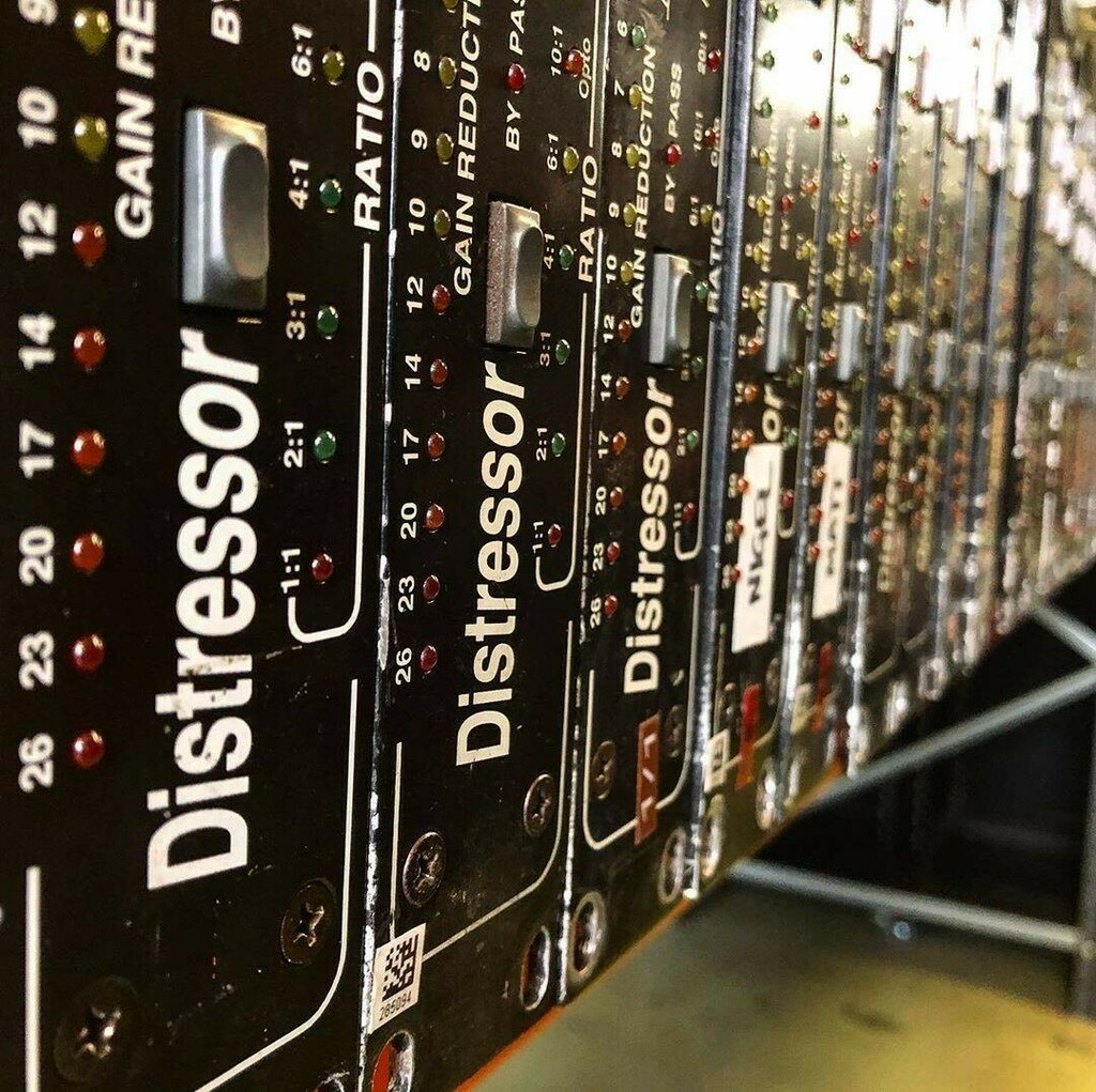 EmpiricalLabs's tweet photo. How many Distressors can you see in this picture? 👀
.
.
.
.
.
#empiricallabs #distressor #DistressorTuesday #recording #studio #recordingstudio #musicproduction #inthestudio #studiolife #producer #producerlife #studioflow #musicstudio #studiogear #au… https://t.co/vR0fJsTwBU https://t.co/wXBi0Z1ltw