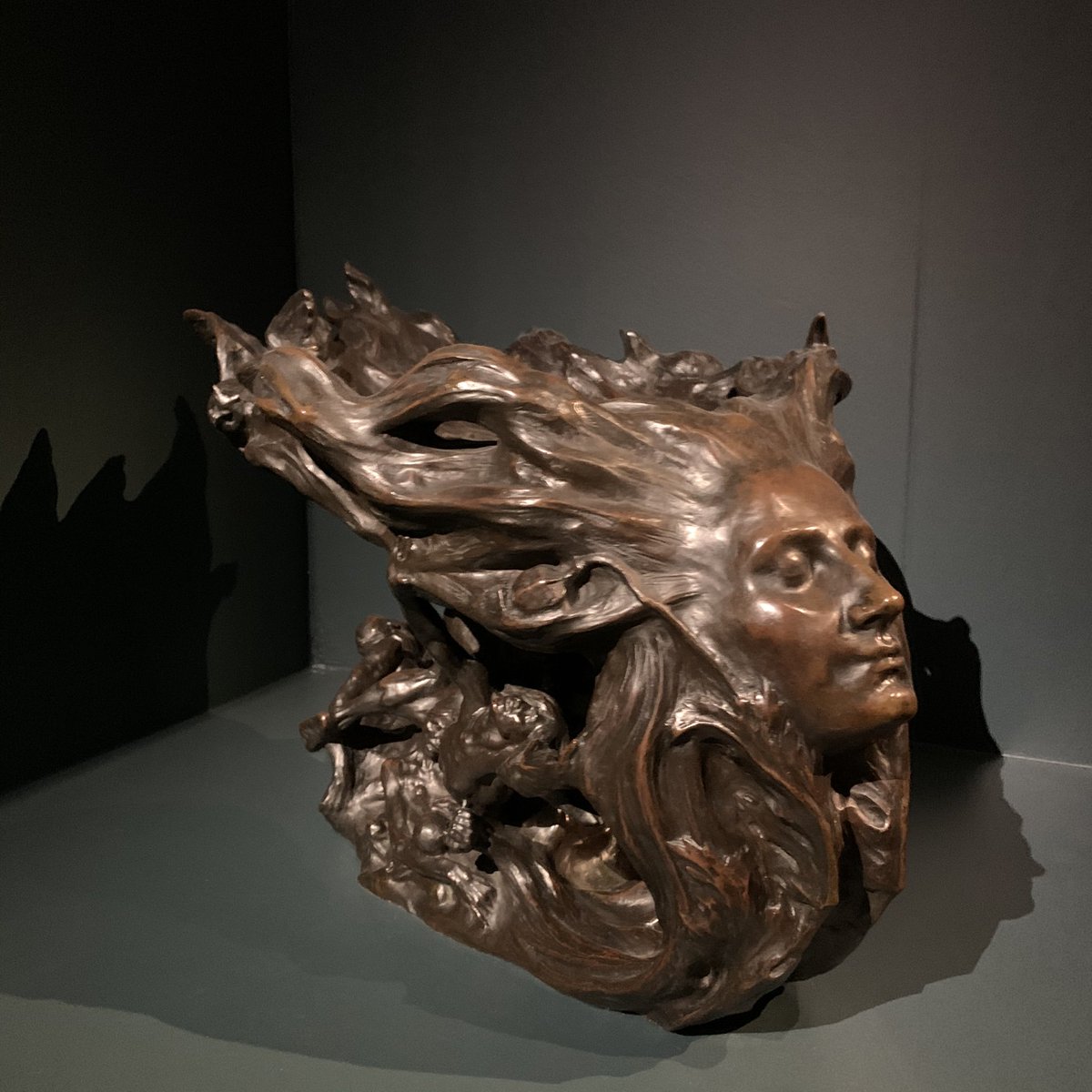 Le parcours brille par ses thèmes, tous ancrés dans les œuvres de l’artiste : l’univers des contes, le symbolisme, l’image de la femme (lyrique, sensuelle, gorgone, mère...), le travail de la céramique et surtout le grès émaillé, l’analyse de la psyché et enfin la part d’ombre.