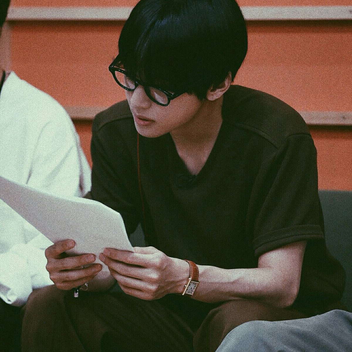 rendemour's tweet photo. [ TAEKOOK AU ]

—  Interlude

Jeon Jeongguk pergi ke ujung samudera untuk melarikan diri, namun dia justru menemukan Kim Taehyung— seorang peneliti madya yang tengah melakukan riset di sana; sekaligus bekas senior SMA yang pernah menolak perasaannya. https://t.co/4x9LUYnHjk
