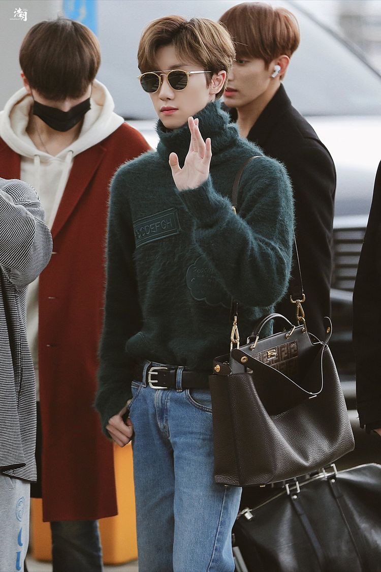 anyways minghao is known for his amazing fashion sense and i really do hope that he would be invited to fashion week someday 