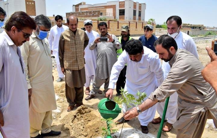 MalikMohsin_'s tweet photo. #خوشحال_بلوچستان

Secretary #Forest &amp; #Wildlife Balochistan Dr. #Muhammad_Saeed Jamali is planting a tree to formally  #commence the #Monsoon #tree_plantation by planting a tree at #airport road Quetta.
#DGPR
@jam_kamal 
@FazeelAsgharDMG 
@spurlai_watan
@Team4Pakistan https://t.co/OgAUdhSlyi