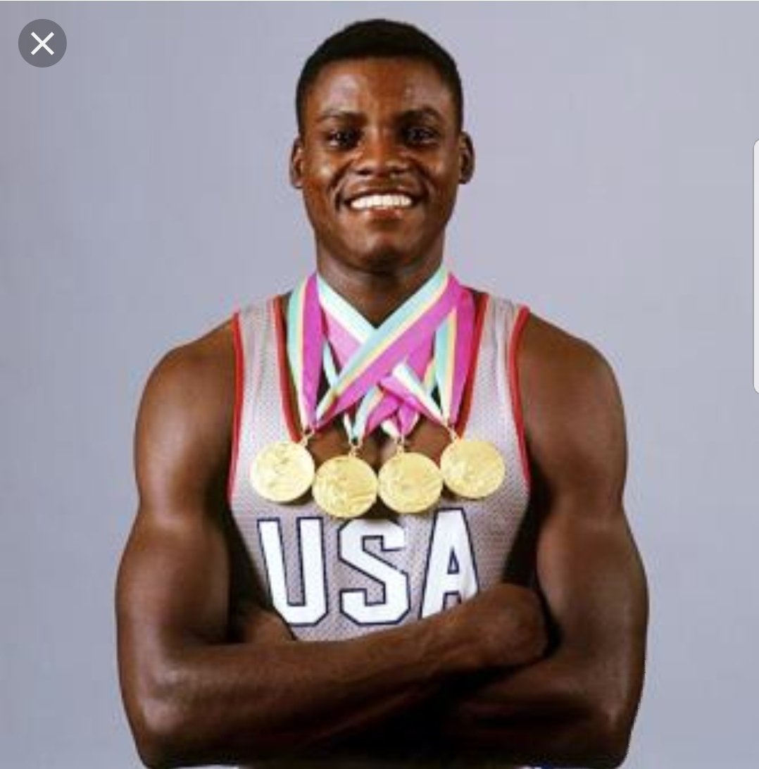 Du haut de ses 1m88, Carl Lewis était un athlète recordman, exploisant tout sur son passage de la meme manière que Jordan, durant les 80's et 90's, il remporta 10 médailles olympiques et 10 en championnats du monde. En 2001, il est élu au Temple de la renommée aux USA.