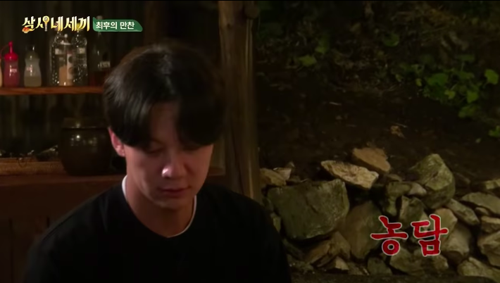 After Jaejin suggested to flip the magazine over so they& #39;d put the pan on H.O.T faces, the caption says & #39;he& #39;s kidding& #39; which he was clearly not lol