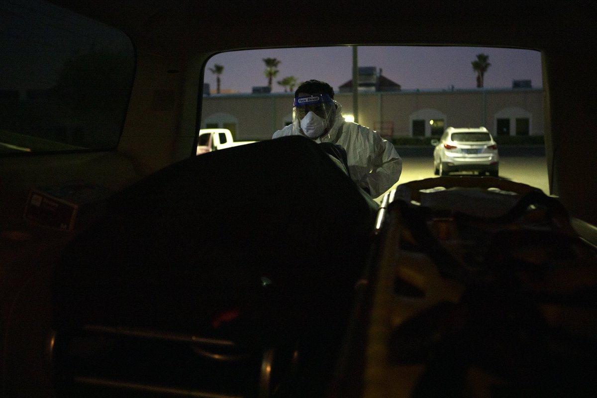 5/ All of this is straining an industry that handles the mechanics of death.Like this body courier. He picks up dead bodies and delivers them to funeral homes and the morgue. In a normal week, he gets 10 jobs.This past weekend, he picked up 38 bodies.  https://bit.ly/3fNuFfP 