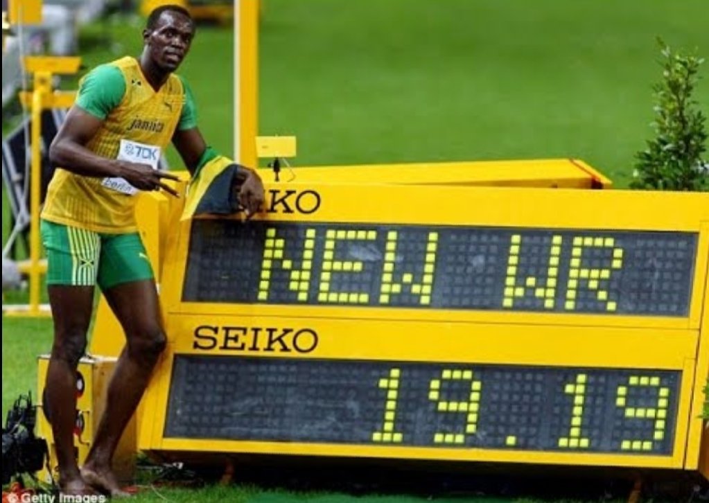 Dans le meme championnat, il bat le record du monde du 200m en 19,19s, le 20 aout 2009.