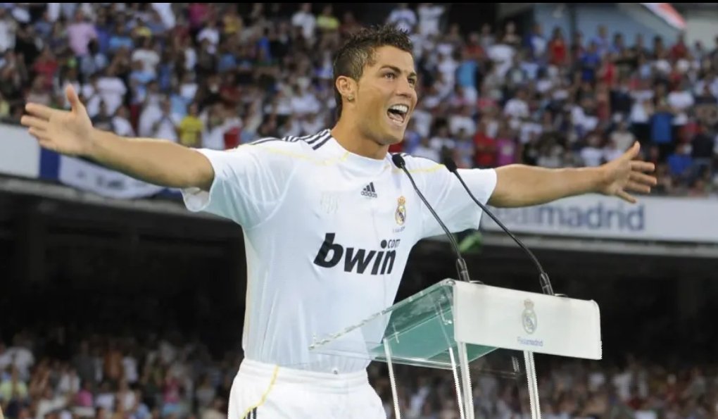 En 2009, il part pour le Réal Madrid avec un transfert record pour l'épôque (94 millions d'euros)