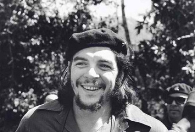 21 de julio de 1957. Al poner los grados de los integrantes de la columna Cuatro en carta a Frank País, Fidel señaló en el espacio que estaba junto al nombre del Che: “Ponle comandante”.
Asi fue ascendido a comandante Ernesto 'CHE' Guevara 
#TropaCHE 
#LaIzquierdaDeAmérica