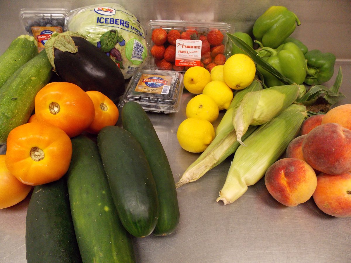 SCK12Chartwells's tweet photo. Fresh USDA produce with meals @HardinScsd @JeffersonSCSD on Tuesdays. #happyandhealthy #freshproduce #chartwellsk12 https://t.co/yegZOm851Q