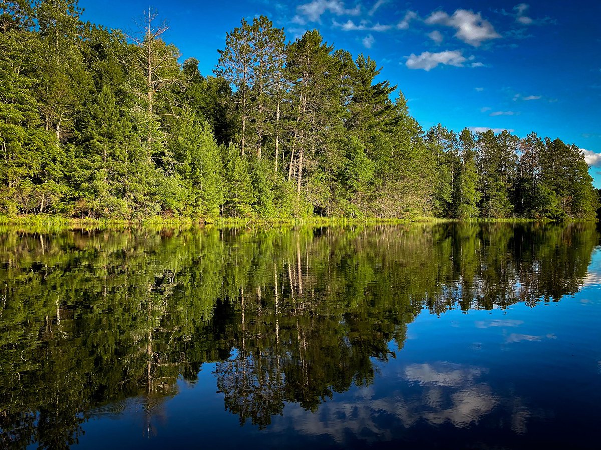 🍃 Nothing like it in the Northwoods when the lake mirrors the sky! 
📷 @fornearphoto
#lakelife #reflection #northwoods #eagleriverwi #optoutside #nature #naturephotography