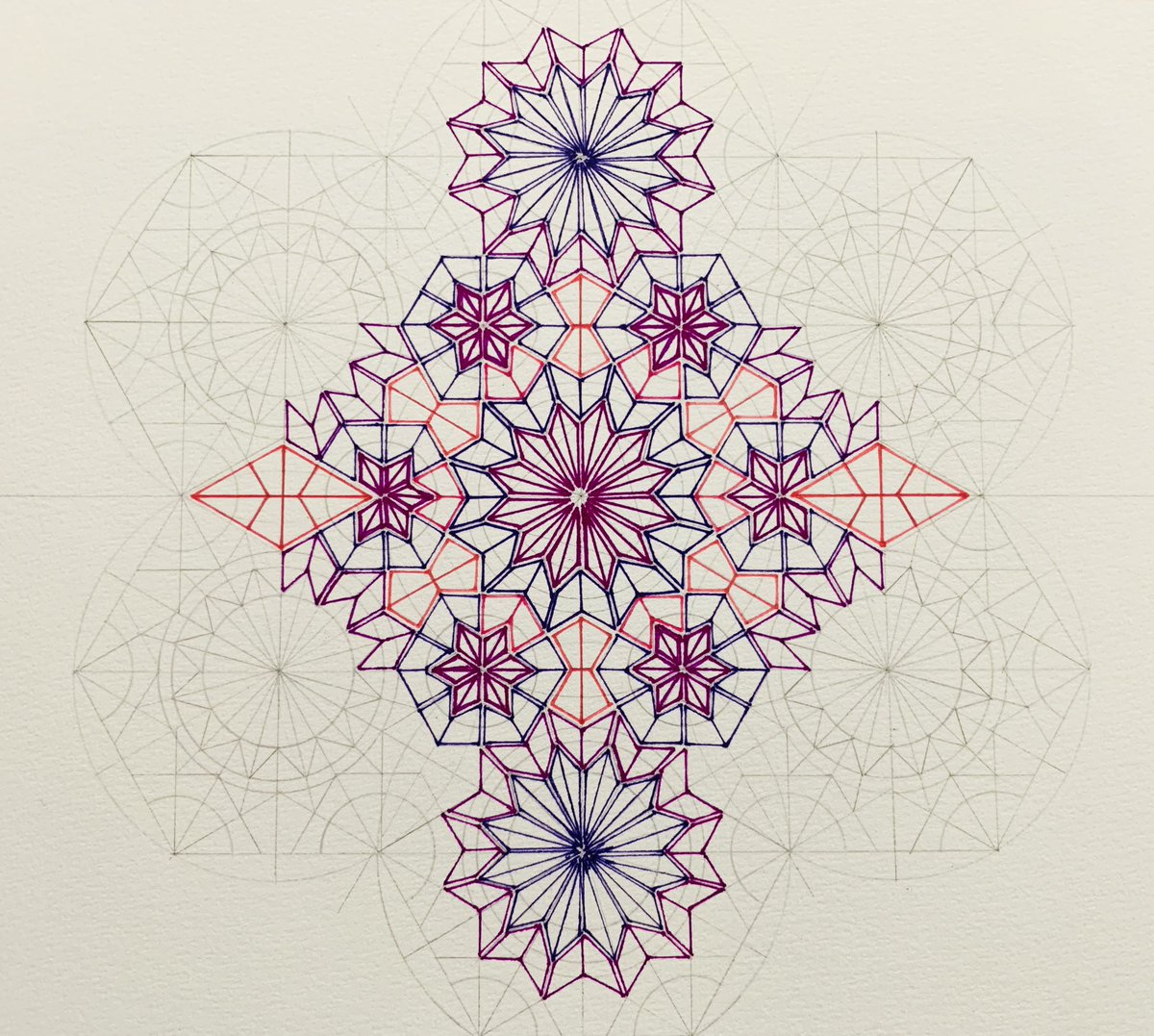 A fuller construction of the Persian Orosi thanks to  @samira_mian for Day 21 of  #GeometricJuly. Might try the stained glass effect (again) tomorrow.  @c0mplexnumber