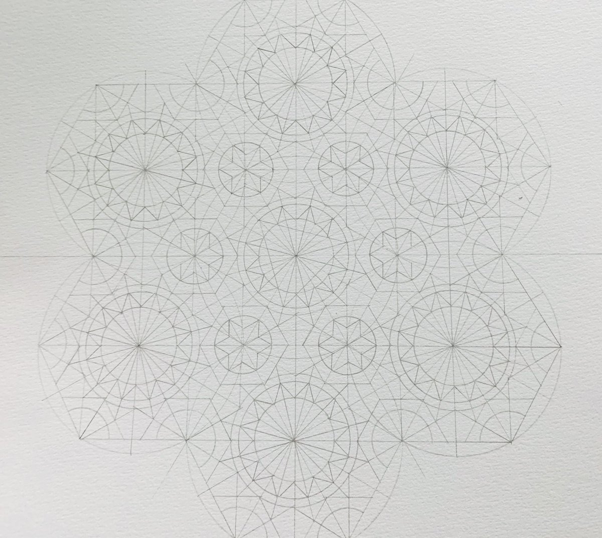 A fuller construction of the Persian Orosi thanks to  @samira_mian for Day 21 of  #GeometricJuly. Might try the stained glass effect (again) tomorrow.  @c0mplexnumber