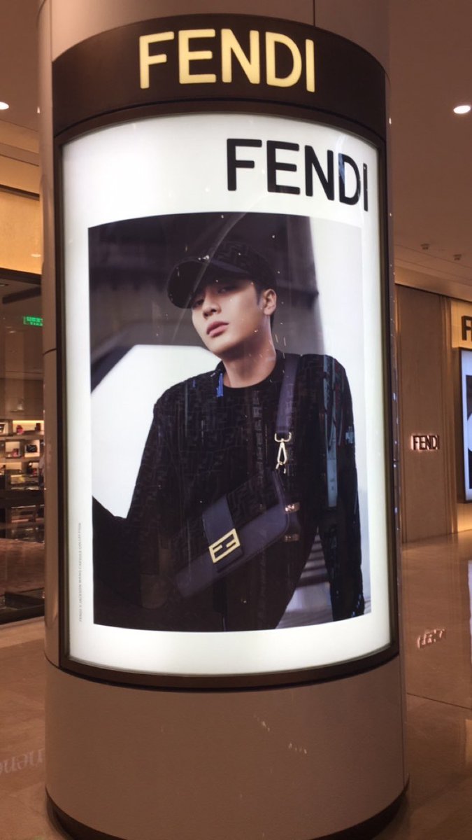 PraewPra3w's tweet photo. อันนี้ หน้าร้าน Fendi ที่เฉิงตูปีที่แล้ว
ในร้านตอนรอของก็มีเอาแซนวิชกะน้ำมาเสิร์ฟด้วย บริการดีมาก
@JacksonWang852
#JacksonWang
#FENDIxTEAMWANG https://t.co/RcFkhWFN0u