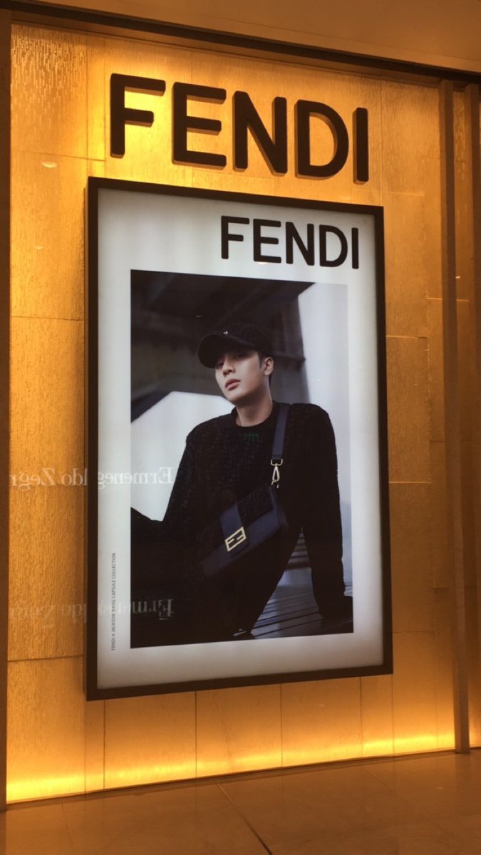 PraewPra3w's tweet photo. อันนี้ หน้าร้าน Fendi ที่เฉิงตูปีที่แล้ว
ในร้านตอนรอของก็มีเอาแซนวิชกะน้ำมาเสิร์ฟด้วย บริการดีมาก
@JacksonWang852
#JacksonWang
#FENDIxTEAMWANG https://t.co/RcFkhWFN0u