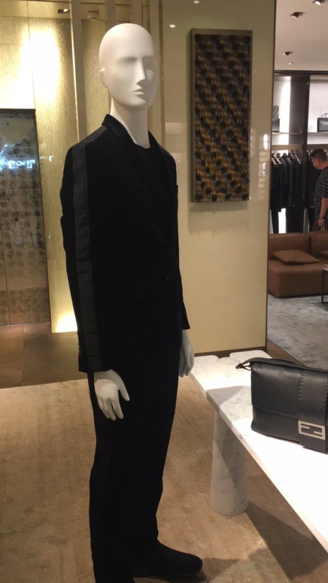 PraewPra3w's tweet photo. อันนี้ หน้าร้าน Fendi ที่เฉิงตูปีที่แล้ว
ในร้านตอนรอของก็มีเอาแซนวิชกะน้ำมาเสิร์ฟด้วย บริการดีมาก
@JacksonWang852
#JacksonWang
#FENDIxTEAMWANG https://t.co/RcFkhWFN0u