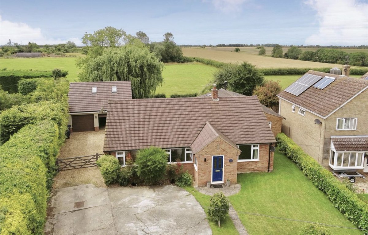 PeterLaneHDN's tweet photo. #PeterLaneandPartners is delighted to offer this superbly extended village home in #StowLonga for sale!🤩🏡

A viewing is highly recommended by our #Kimbolton office to embrace the size and style of this wonderful home. Contact 01480 860400 today!📞https://t.co/5IEhC1Uzkb https://t.co/QyLIWQKu0P