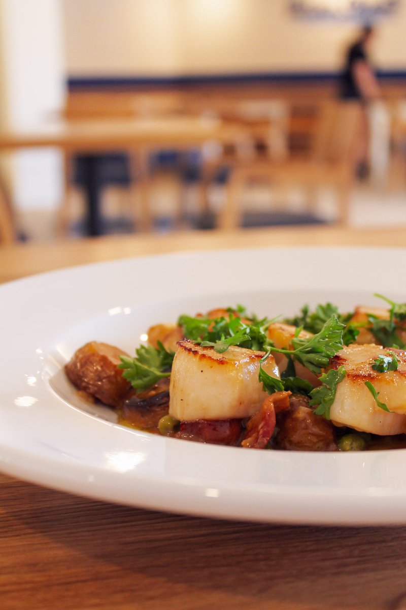 We take #seafood pretty seriously around here ⚓ Seared #scallops with  smoked bacon, peas, onions &amp; fingerling potatoes 🤤🍽️ Book your table today 1 800 565 5075