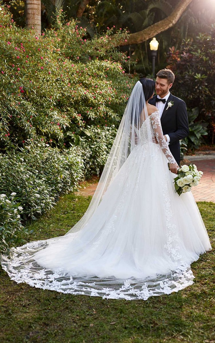 whitelacellc's tweet photo. Regal👋🏻 modern👋🏻 glamorous👋🏻

Style D3183 from Essense of Australia was made for your grand entrance into wedded bliss! 

Book Now - https://t.co/g1jHfWgmb7

 #weddingdress #weddinggown #weddinginspiration #wedding #bride #bridal #bridetobe  #whitelacebridal #essenseofaustralia https://t.co/8uoNHgtQgj