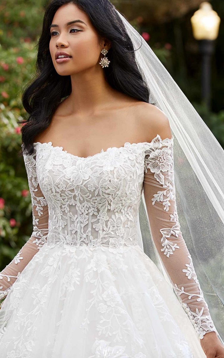 whitelacellc's tweet photo. Regal👋🏻 modern👋🏻 glamorous👋🏻

Style D3183 from Essense of Australia was made for your grand entrance into wedded bliss! 

Book Now - https://t.co/g1jHfWgmb7

 #weddingdress #weddinggown #weddinginspiration #wedding #bride #bridal #bridetobe  #whitelacebridal #essenseofaustralia https://t.co/8uoNHgtQgj
