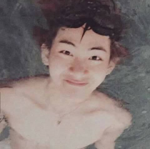 jhoseokfave's tweet photo. todas as fotos de kim taehyung sem camiseta — a thread https://t.co/fbOC56onfs