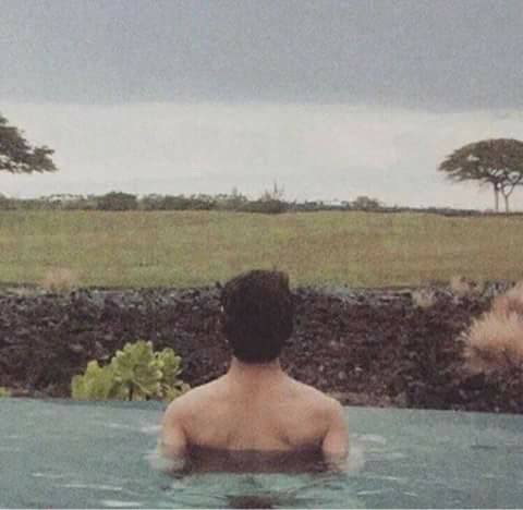 jhoseokfave's tweet photo. todas as fotos de kim taehyung sem camiseta — a thread https://t.co/fbOC56onfs