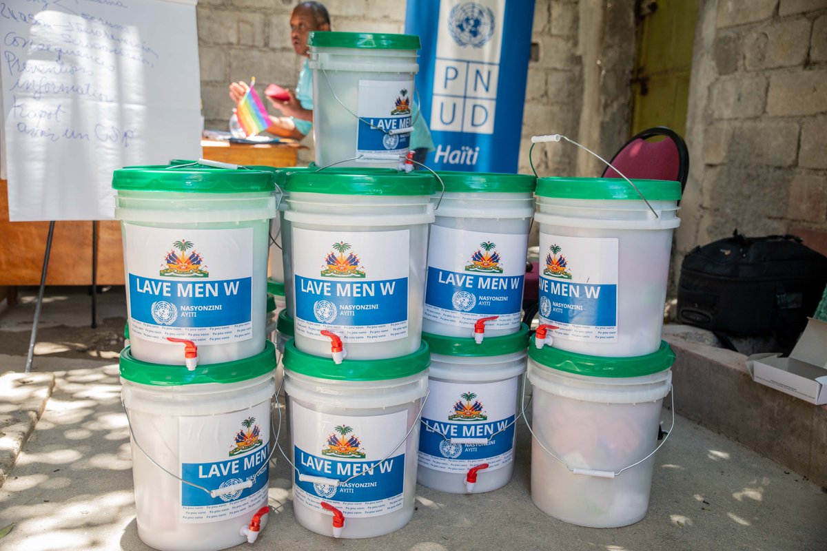 UNFPAHaiti's tweet photo. Personne ne sera laissée de côté dans la réponse #COVID19 de @UNFPAHaiti. 14 associations #LGBTQ 🏳️🌈 et des travailleuses de sexe ont été sensibilisées et ont reçu des kits alimentaires et de protection dans la lutte contre le #coronavirus. @undphaiti @OnusidaHaiti #Fosref https://t.co/e3cXkVlQer