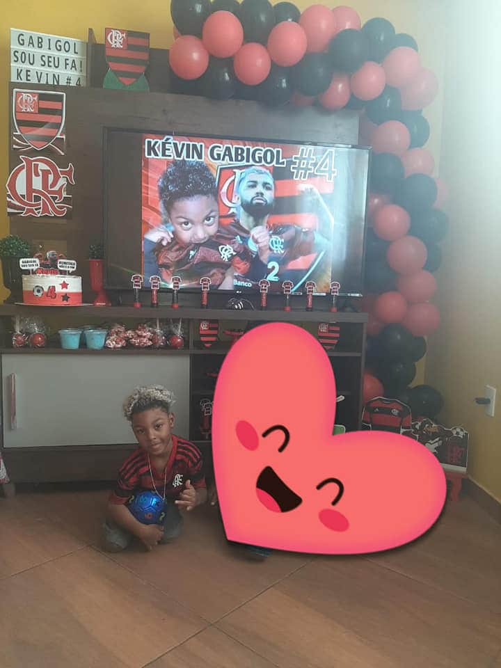 DindaDaMaluu's tweet photo. Gente, esse menino se chama Kevin tem 4 anos e é portador da microcefalia, ele não anda e nem fala (ainda) mas é MUITO fã do @gabigol. Vamos realizar o sonho dele de conhecer o Gabi gol?!!! Tudo pelo kevinhooo
RT POR FAVOR!!!! https://t.co/jAOmCivB4l