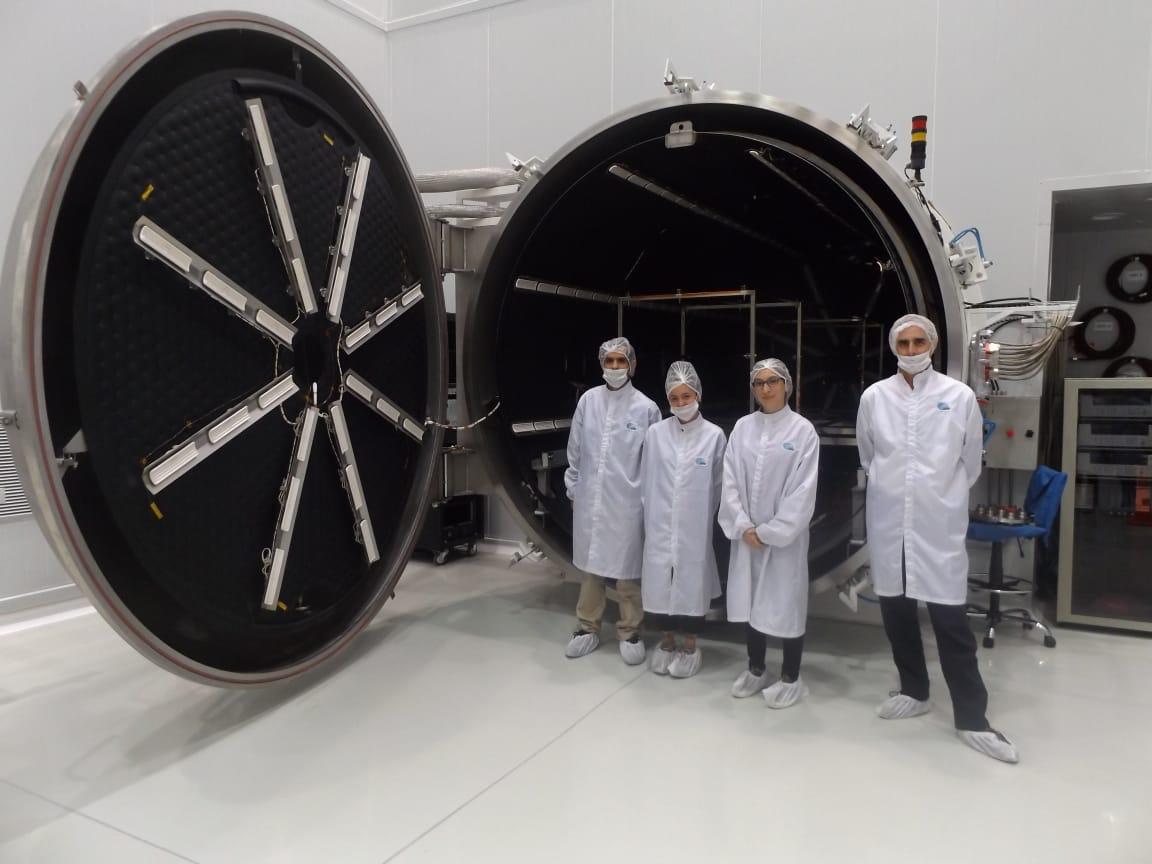 unlp's tweet photo. #LaUNLPinvestiga Rumbo al espacio 🚀🛰️ Todo listo para el lanzamiento del #SAOCOM1B, el satélite argentino con el sello de la #UNLP. Ingenieros platenses participaron del desarrollo @ing_unlp @CONAE_Oficial @invapargentina  https://t.co/eoef6n3qVT https://t.co/8bFfZNGPFq