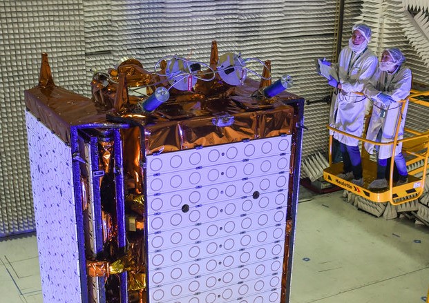 unlp's tweet photo. #LaUNLPinvestiga Rumbo al espacio 🚀🛰️ Todo listo para el lanzamiento del #SAOCOM1B, el satélite argentino con el sello de la #UNLP. Ingenieros platenses participaron del desarrollo @ing_unlp @CONAE_Oficial @invapargentina  https://t.co/eoef6n3qVT https://t.co/8bFfZNGPFq