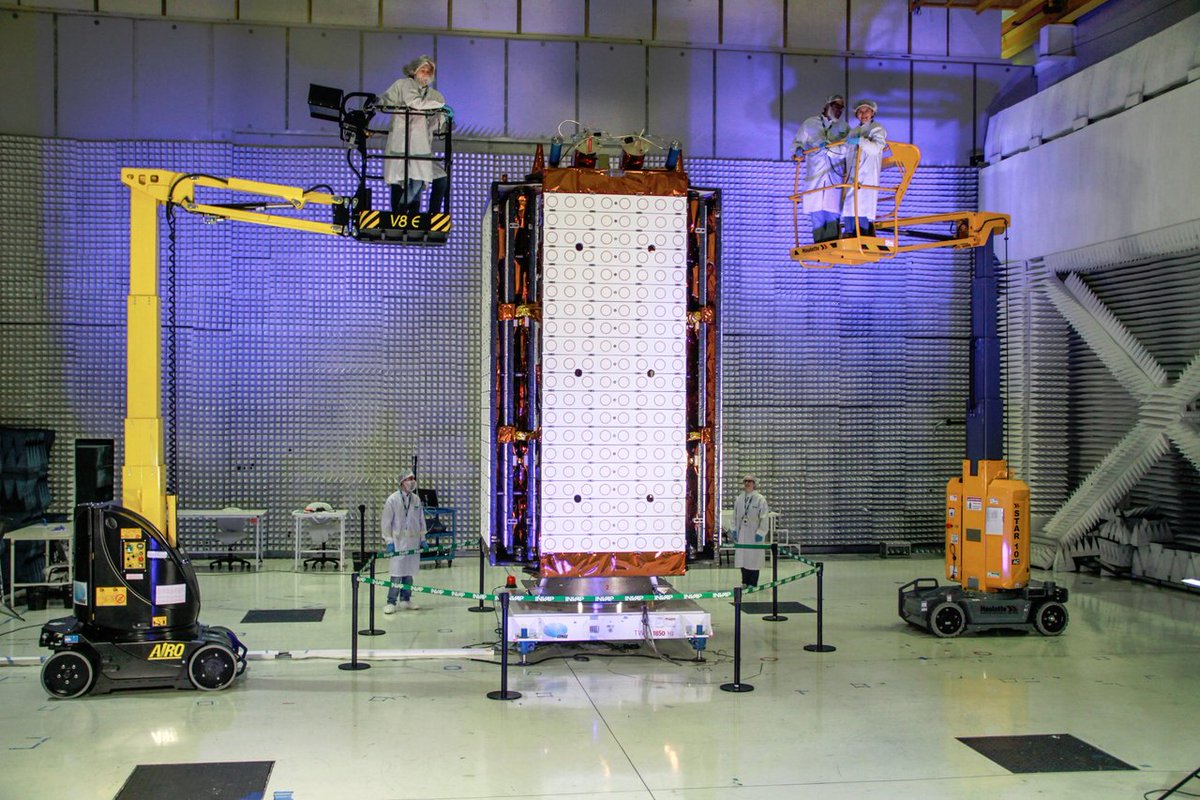 unlp's tweet photo. #LaUNLPinvestiga Rumbo al espacio 🚀🛰️ Todo listo para el lanzamiento del #SAOCOM1B, el satélite argentino con el sello de la #UNLP. Ingenieros platenses participaron del desarrollo @ing_unlp @CONAE_Oficial @invapargentina  https://t.co/eoef6n3qVT https://t.co/8bFfZNGPFq