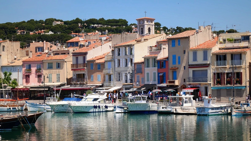 On a sunny day in Cassis ☀️

#whattodoriviera #traveltheworld #explore #freewalkingtours #travel #beautifuldestinations #frenchriviera #antibes #cannes #nice #monaco #cotedazur #tourist #southoffrance #discoverfrance #cassis #travelpics #holiday