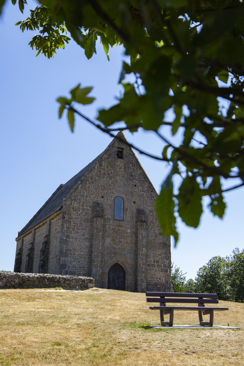 lescoevrons's tweet photo. 🙌 Site panoramique culminant à 290 mètres : le #Montaigu à #Hambers dans les #Coëvrons. De nombreuses #randonnées #mayennaise à faire au pied de la chapelle Saint-Michel du 15e siècle. Trouver votre itinéraire : https://t.co/HrGOKMXmhL https://t.co/ZtWjHBwPqN