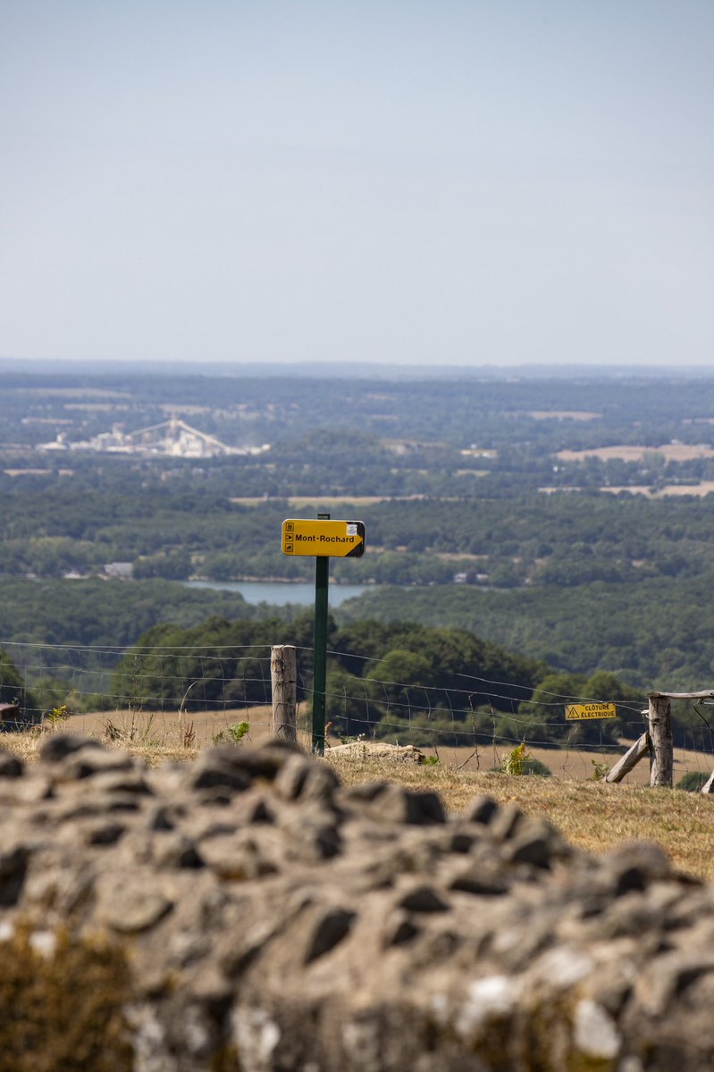 lescoevrons's tweet photo. 🙌 Site panoramique culminant à 290 mètres : le #Montaigu à #Hambers dans les #Coëvrons. De nombreuses #randonnées #mayennaise à faire au pied de la chapelle Saint-Michel du 15e siècle. Trouver votre itinéraire : https://t.co/HrGOKMXmhL https://t.co/ZtWjHBwPqN