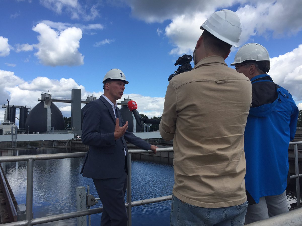 cdekruijff's tweet photo. Vanmiddag bezoek van @tubantia aan #Energiefabriek #Hengelo. @ErikLievers, lid van het dagelijks bestuur van @Vechtstromen vertelde over het hoe en waarom van de  Energiefabriek. Binnenkort volgt de reportage. Meer weten over de Energiefabriek? Kijk op https://t.co/PSTxvZKiQz https://t.co/QdGbhzPDoC
