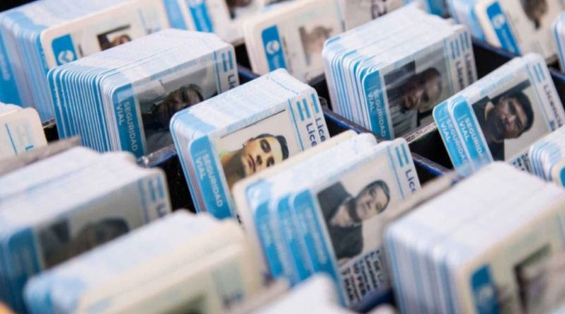 FabyTres's tweet photo. LARRETA se niega a PRORROGAR un año LICENCIAS de CONDUCIR para evitar CONTAGIOS en el TRÁMITE.

Lo HACE x la recaudación millonaria en el COBRO de las mismas.

A LARRETA le importa una mierda la SALUD de LOS VECINOS. Solo le importa la GUITA.

#LarretaProMuertes 
#LarretaEsMacri https://t.co/J1uWynfNjL